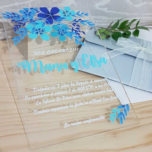 Invitación metacrilato flores azules con impresión directa incluida